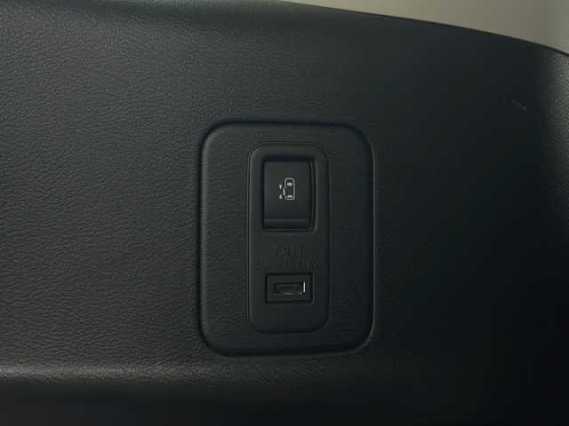 日産 セレナ G 秋田県 2016(平28)年 8.6万km ブリリアントシルバー 4WD/純正SDナビ/フルセグTV/AM/FM/CD/DVD/Bluetooth/両側パワースライドドア/バックカメラ/衝突被害軽減ブレーキ/クルーズコントロール/デジタルインナーミラー/横滑り防止装置/アイドリングストップ/ビルトインETC/LEDヘッドライト/フォグランプ/オートライト/スマートキー/プッシュスタート/電動格納ミラー/純正15インチアルミホイール/純正フロアマット/ドアバイザー/保証書/取扱説明書