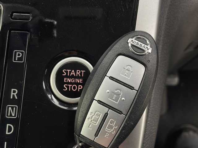 日産 セレナ G 秋田県 2016(平28)年 8.6万km ブリリアントシルバー 4WD/純正SDナビ/フルセグTV/AM/FM/CD/DVD/Bluetooth/両側パワースライドドア/バックカメラ/衝突被害軽減ブレーキ/クルーズコントロール/デジタルインナーミラー/横滑り防止装置/アイドリングストップ/ビルトインETC/LEDヘッドライト/フォグランプ/オートライト/スマートキー/プッシュスタート/電動格納ミラー/純正15インチアルミホイール/純正フロアマット/ドアバイザー/保証書/取扱説明書