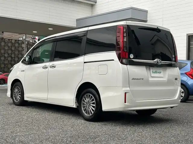 トヨタ エスクァイア ハイブリッド Gi ブラックテーラード 愛知県 2016(平28)年 12.1万km ホワイトパールクリスタルシャイン 純正9型ナビ【Bluetooth CD DVD SD フルセグ　品番：NSZT-Y64T】/バックカメラ/ビルトインETC/デジタルインナーミラー/ドライブレコーダー/両側パワースライドドア/クルーズコントロール/トヨタセーフティセンス/・衝突軽減ブレーキ/・レーンキープアシスト/・オートマチックハイビーム/オートライト/LEDヘッドライト/フォグランプ/先行車発信告知/車両接近通報装置/レザーシート/前席シートヒーター/ステアリングリモコン/ドアバイザー/オート電動格納ドアミラー/禁煙車