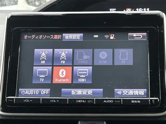 トヨタ エスクァイア ハイブリッド Gi ブラックテーラード 愛知県 2016(平28)年 12.1万km ホワイトパールクリスタルシャイン 純正9型ナビ【Bluetooth CD DVD SD フルセグ　品番：NSZT-Y64T】/バックカメラ/ビルトインETC/デジタルインナーミラー/ドライブレコーダー/両側パワースライドドア/クルーズコントロール/トヨタセーフティセンス/・衝突軽減ブレーキ/・レーンキープアシスト/・オートマチックハイビーム/オートライト/LEDヘッドライト/フォグランプ/先行車発信告知/車両接近通報装置/レザーシート/前席シートヒーター/ステアリングリモコン/ドアバイザー/オート電動格納ドアミラー/禁煙車