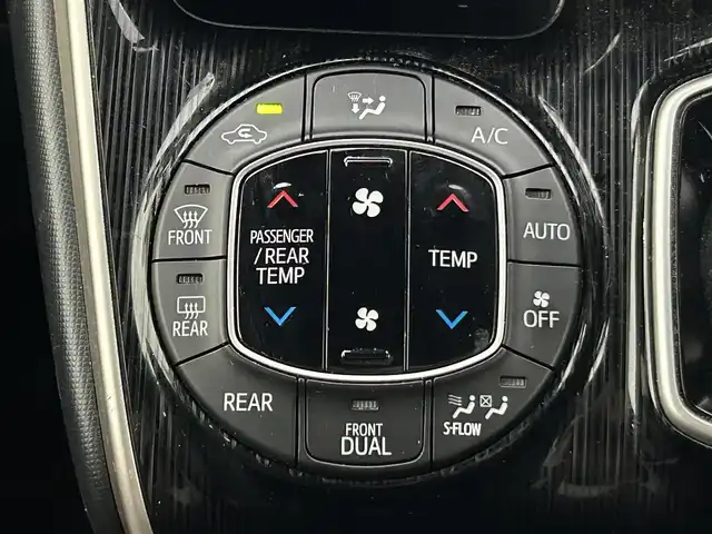 トヨタ エスクァイア ハイブリッド Gi ブラックテーラード 愛知県 2016(平28)年 12.1万km ホワイトパールクリスタルシャイン 純正9型ナビ【Bluetooth CD DVD SD フルセグ　品番：NSZT-Y64T】/バックカメラ/ビルトインETC/デジタルインナーミラー/ドライブレコーダー/両側パワースライドドア/クルーズコントロール/トヨタセーフティセンス/・衝突軽減ブレーキ/・レーンキープアシスト/・オートマチックハイビーム/オートライト/LEDヘッドライト/フォグランプ/先行車発信告知/車両接近通報装置/レザーシート/前席シートヒーター/ステアリングリモコン/ドアバイザー/オート電動格納ドアミラー/禁煙車