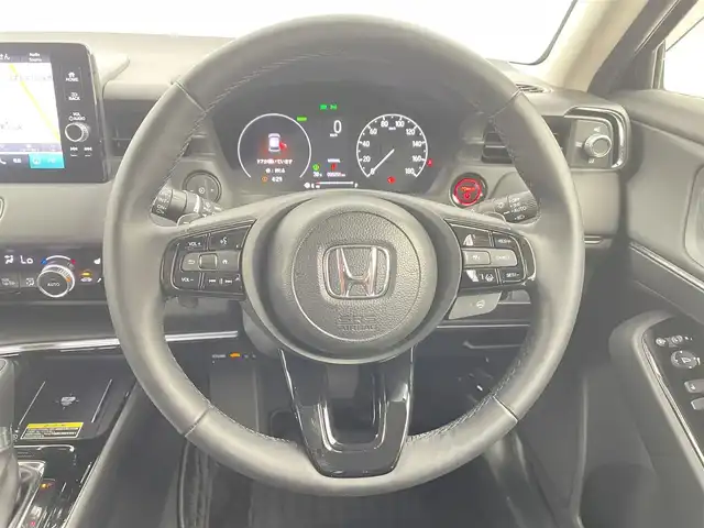 ホンダ ヴェゼル ハイブリッド e:HEV Z 千葉県 2024(令6)年 0.6万km クリスタルブラックパール ホンダセンシング（安全運転支援システム）/・衝突軽減ブレーキ/・誤発進抑制機能/・歩行者事故低減ステアリング/・路外逸脱抑制機能/・アダプティブクルーズコントロール/・車線維持支援システム/・先行車発進お知らせ機能/・標識認識機能/純正9インチナビ/・Bluetooth接続/・フルセグTV/・AppleCarPlay/AndroidAuto/ブラインドスポットモニター/前後コーナーセンサー/スマートキー/ETC2.0/ハーフレザーシート/シートヒーター/パドルシフト
