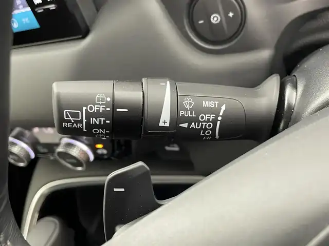 ホンダ ヴェゼル ハイブリッド e:HEV Z 千葉県 2024(令6)年 0.6万km クリスタルブラックパール ホンダセンシング（安全運転支援システム）/・衝突軽減ブレーキ/・誤発進抑制機能/・歩行者事故低減ステアリング/・路外逸脱抑制機能/・アダプティブクルーズコントロール/・車線維持支援システム/・先行車発進お知らせ機能/・標識認識機能/純正9インチナビ/・Bluetooth接続/・フルセグTV/・AppleCarPlay/AndroidAuto/ブラインドスポットモニター/前後コーナーセンサー/スマートキー/ETC2.0/ハーフレザーシート/シートヒーター/パドルシフト