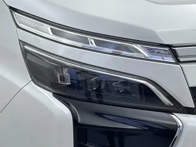 トヨタ ヴォクシー ZS 煌Ⅲ 群馬県 2020(令2)年 6.2万km ホワイトパールクリスタルシャイン 純正９型ナビ　Ｂカメラ　後席１２型モニター　衝突軽減　車線逸脱警報　クルコン　ＡＨＢ　前後コーナーセンサー　ビルトインＥＴＣ２．０　前後ドラレコ　両側パワースライド　ＬＥＤヘッド　純正アルミ　禁煙車