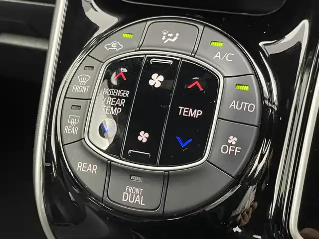 トヨタ ヴォクシー ZS 煌Ⅲ 群馬県 2020(令2)年 6.2万km ホワイトパールクリスタルシャイン 純正９型ナビ　Ｂカメラ　後席１２型モニター　衝突軽減　車線逸脱警報　クルコン　ＡＨＢ　前後コーナーセンサー　ビルトインＥＴＣ２．０　前後ドラレコ　両側パワースライド　ＬＥＤヘッド　純正アルミ　禁煙車