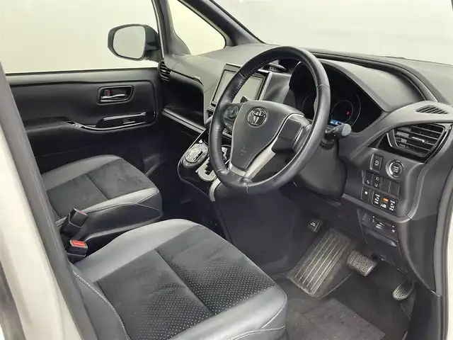 トヨタ ヴォクシー ZS 煌Ⅲ 群馬県 2020(令2)年 6.2万km ホワイトパールクリスタルシャイン 純正９型ナビ　Ｂカメラ　後席１２型モニター　衝突軽減　車線逸脱警報　クルコン　ＡＨＢ　前後コーナーセンサー　ビルトインＥＴＣ２．０　前後ドラレコ　両側パワースライド　ＬＥＤヘッド　純正アルミ　禁煙車