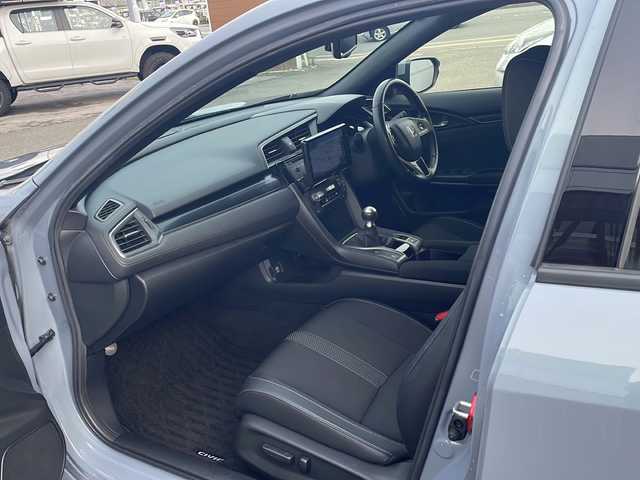 ホンダ シビック ハッチバック 秋田県 2020(令2)年 7.6万km ソニックグレーパール 社外メモリーナビ/　CD/DVD/SD/USB/　フルセグTV/Bluetooth/衝突軽減ブレーキ/追従クルーズコントロール/ハーフレザーシート/ローダウン/バックカメラ/ビルトインETC2.0/シートヒーター/パワーシート/LEDヘッドライト/フォグライト/オートライト/フルエアロ/社外ドライブレコーダー