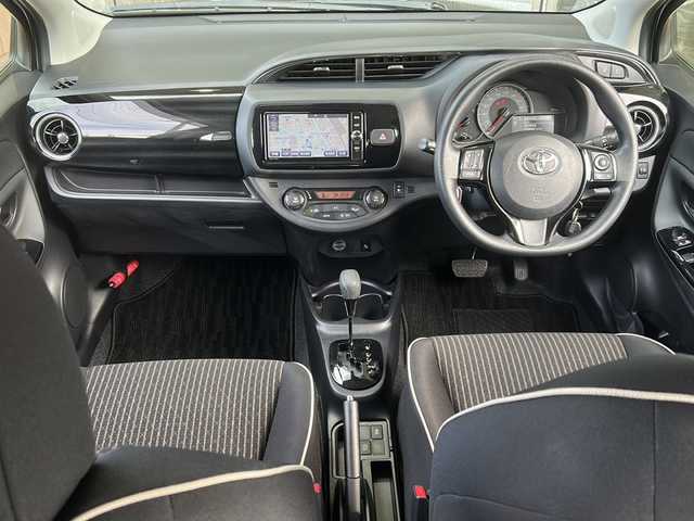 トヨタ ヴィッツ ジュエラ 静岡県 2017(平29)年 0.5万km シルバーM ワンオーナー/純正ナビ（AM FM フルセグTV SD CD DVD Bluetooth）/バックカメラ/純正フロアマット/純正アルミキャップ/フォグランプ/パワーステアリング/リモコンキー/スペアキー×１/ABS/横滑り防止装置/レーンキープアシスト/オートライト/オートハイビーム/保証書/取扱説明書