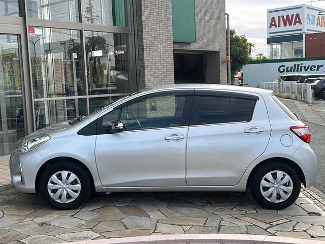 トヨタ ヴィッツ ジュエラ 静岡県 2017(平29)年 0.5万km シルバーM ワンオーナー/純正ナビ（AM FM フルセグTV SD CD DVD Bluetooth）/バックカメラ/純正フロアマット/純正アルミキャップ/フォグランプ/パワーステアリング/リモコンキー/スペアキー×１/ABS/横滑り防止装置/レーンキープアシスト/オートライト/オートハイビーム/保証書/取扱説明書