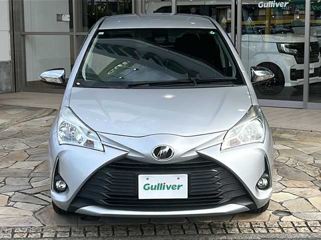 トヨタ ヴィッツ ジュエラ 静岡県 2017(平29)年 0.5万km シルバーM ワンオーナー/純正ナビ（AM FM フルセグTV SD CD DVD Bluetooth）/バックカメラ/純正フロアマット/純正アルミキャップ/フォグランプ/パワーステアリング/リモコンキー/スペアキー×１/ABS/横滑り防止装置/レーンキープアシスト/オートライト/オートハイビーム/保証書/取扱説明書