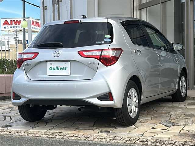 トヨタ ヴィッツ ジュエラ 静岡県 2017(平29)年 0.5万km シルバーM ワンオーナー/純正ナビ（AM FM フルセグTV SD CD DVD Bluetooth）/バックカメラ/純正フロアマット/純正アルミキャップ/フォグランプ/パワーステアリング/リモコンキー/スペアキー×１/ABS/横滑り防止装置/レーンキープアシスト/オートライト/オートハイビーム/保証書/取扱説明書
