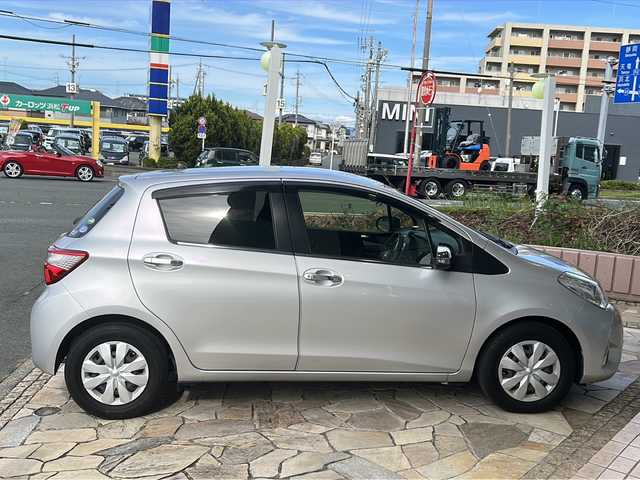 トヨタ ヴィッツ ジュエラ 静岡県 2017(平29)年 0.5万km シルバーM ワンオーナー/純正ナビ（AM FM フルセグTV SD CD DVD Bluetooth）/バックカメラ/純正フロアマット/純正アルミキャップ/フォグランプ/パワーステアリング/リモコンキー/スペアキー×１/ABS/横滑り防止装置/レーンキープアシスト/オートライト/オートハイビーム/保証書/取扱説明書