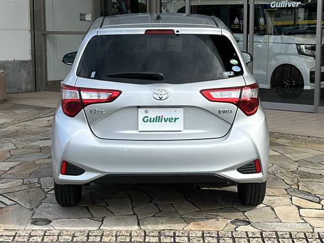 トヨタ ヴィッツ ジュエラ 静岡県 2017(平29)年 0.5万km シルバーM ワンオーナー/純正ナビ（AM FM フルセグTV SD CD DVD Bluetooth）/バックカメラ/純正フロアマット/純正アルミキャップ/フォグランプ/パワーステアリング/リモコンキー/スペアキー×１/ABS/横滑り防止装置/レーンキープアシスト/オートライト/オートハイビーム/保証書/取扱説明書