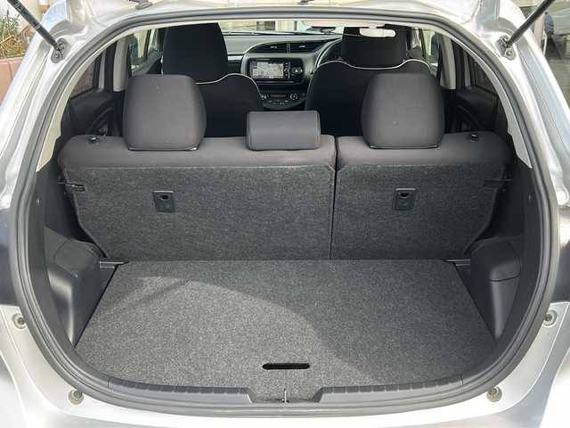 トヨタ ヴィッツ ジュエラ 静岡県 2017(平29)年 0.5万km シルバーM ワンオーナー/純正ナビ（AM FM フルセグTV SD CD DVD Bluetooth）/バックカメラ/純正フロアマット/純正アルミキャップ/フォグランプ/パワーステアリング/リモコンキー/スペアキー×１/ABS/横滑り防止装置/レーンキープアシスト/オートライト/オートハイビーム/保証書/取扱説明書