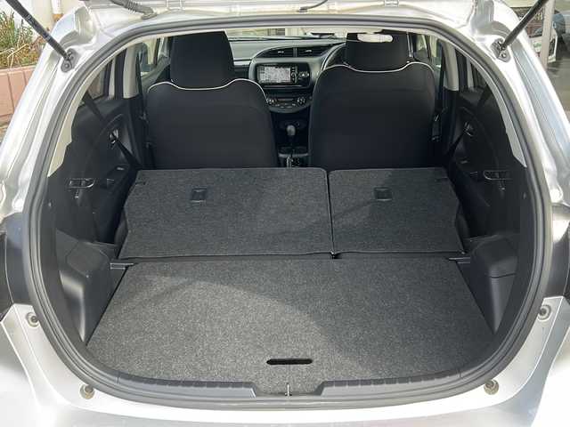 トヨタ ヴィッツ ジュエラ 静岡県 2017(平29)年 0.5万km シルバーM ワンオーナー/純正ナビ（AM FM フルセグTV SD CD DVD Bluetooth）/バックカメラ/純正フロアマット/純正アルミキャップ/フォグランプ/パワーステアリング/リモコンキー/スペアキー×１/ABS/横滑り防止装置/レーンキープアシスト/オートライト/オートハイビーム/保証書/取扱説明書