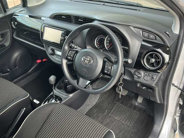 トヨタ ヴィッツ ジュエラ 静岡県 2017(平29)年 0.5万km シルバーM ワンオーナー/純正ナビ（AM FM フルセグTV SD CD DVD Bluetooth）/バックカメラ/純正フロアマット/純正アルミキャップ/フォグランプ/パワーステアリング/リモコンキー/スペアキー×１/ABS/横滑り防止装置/レーンキープアシスト/オートライト/オートハイビーム/保証書/取扱説明書