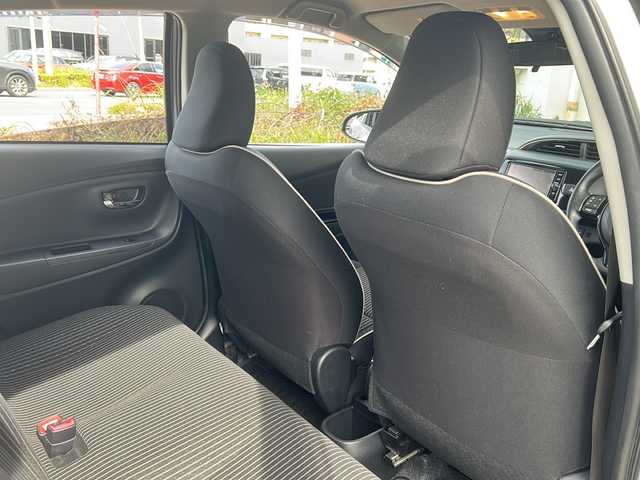 トヨタ ヴィッツ ジュエラ 静岡県 2017(平29)年 0.5万km シルバーM ワンオーナー/純正ナビ（AM FM フルセグTV SD CD DVD Bluetooth）/バックカメラ/純正フロアマット/純正アルミキャップ/フォグランプ/パワーステアリング/リモコンキー/スペアキー×１/ABS/横滑り防止装置/レーンキープアシスト/オートライト/オートハイビーム/保証書/取扱説明書