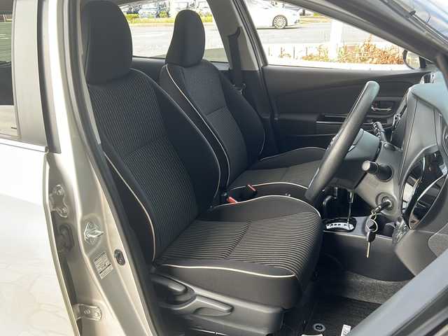 トヨタ ヴィッツ ジュエラ 静岡県 2017(平29)年 0.5万km シルバーM ワンオーナー/純正ナビ（AM FM フルセグTV SD CD DVD Bluetooth）/バックカメラ/純正フロアマット/純正アルミキャップ/フォグランプ/パワーステアリング/リモコンキー/スペアキー×１/ABS/横滑り防止装置/レーンキープアシスト/オートライト/オートハイビーム/保証書/取扱説明書