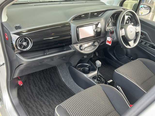 トヨタ ヴィッツ ジュエラ 静岡県 2017(平29)年 0.5万km シルバーM ワンオーナー/純正ナビ（AM FM フルセグTV SD CD DVD Bluetooth）/バックカメラ/純正フロアマット/純正アルミキャップ/フォグランプ/パワーステアリング/リモコンキー/スペアキー×１/ABS/横滑り防止装置/レーンキープアシスト/オートライト/オートハイビーム/保証書/取扱説明書