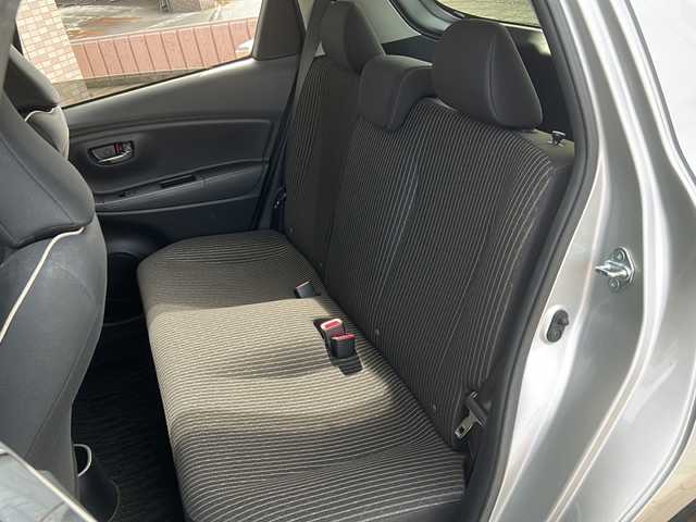 トヨタ ヴィッツ ジュエラ 静岡県 2017(平29)年 0.5万km シルバーM ワンオーナー/純正ナビ（AM FM フルセグTV SD CD DVD Bluetooth）/バックカメラ/純正フロアマット/純正アルミキャップ/フォグランプ/パワーステアリング/リモコンキー/スペアキー×１/ABS/横滑り防止装置/レーンキープアシスト/オートライト/オートハイビーム/保証書/取扱説明書