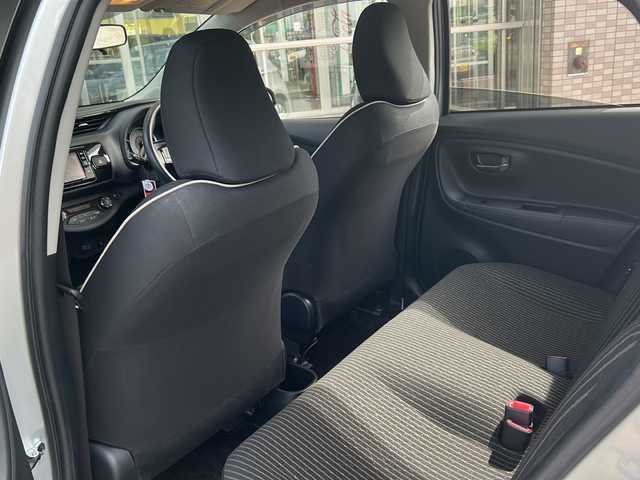 トヨタ ヴィッツ ジュエラ 静岡県 2017(平29)年 0.5万km シルバーM ワンオーナー/純正ナビ（AM FM フルセグTV SD CD DVD Bluetooth）/バックカメラ/純正フロアマット/純正アルミキャップ/フォグランプ/パワーステアリング/リモコンキー/スペアキー×１/ABS/横滑り防止装置/レーンキープアシスト/オートライト/オートハイビーム/保証書/取扱説明書