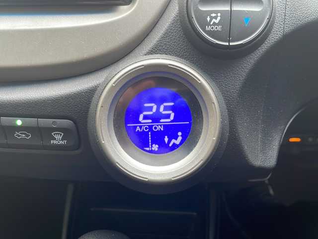 ホンダ フィット ハイブリット 10thアニバーサリー 鳥取県 2012(平24)年 7.9万km プレミアムホワイトパール ＨＤＤナビ/フルセグＴＶ　ＭＳＶ　ＤＶＤ　ＣＤ　ＳＤ　Ｂｌｕｅｔｏｏｔｈ/ＥＴＣ/クルーズコントロール/スマートキー/スペアキー/フロアマット/ドアバイザー/ライトレベライザー/新車保証書/取扱説明書