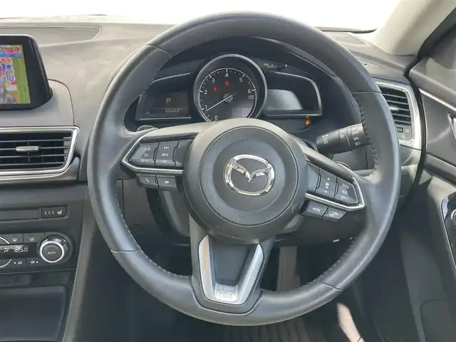 マツダ アクセラ スポーツ XD Lパッケージ 千葉県 2017(平29)年 2.7万km ソウルレッドプレミアムメタリック 安全機能/・衝突軽減ブレーキ/レーンキープアシスト/・レーダークルーズコントロール/誤発進誤後進抑制/・コーナーセンサー(後)/ブラインドスポットモニター/メーカー純正7インチディスプレイ/・BT/USB/AUX/バックカメラ/ステアリングスイッチ/パドルシフト/ETC/レザーシート(白)/パワーシート(D席)/シートヒーター(D/N席)/ステアリングヒーター/LEDヘッドライト/オートライト/アダプティブヘッドライト/フォグライト/スマートキー/プッシュスタート/純正フロアマット/純正18インチAW