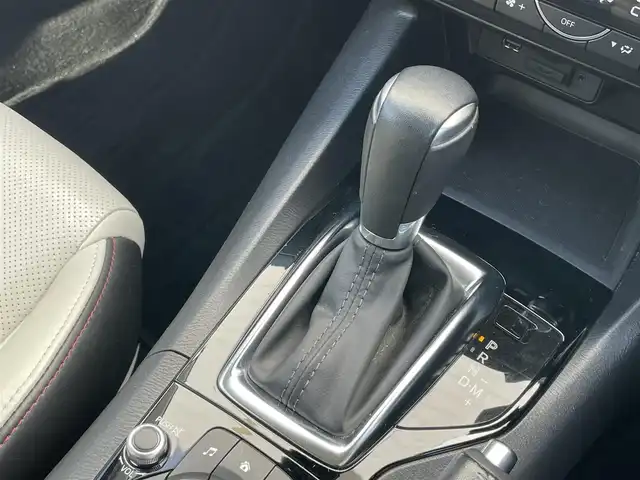 マツダ アクセラ スポーツ XD Lパッケージ 千葉県 2017(平29)年 2.7万km ソウルレッドプレミアムメタリック 安全機能/・衝突軽減ブレーキ/レーンキープアシスト/・レーダークルーズコントロール/誤発進誤後進抑制/・コーナーセンサー(後)/ブラインドスポットモニター/メーカー純正7インチディスプレイ/・BT/USB/AUX/バックカメラ/ステアリングスイッチ/パドルシフト/ETC/レザーシート(白)/パワーシート(D席)/シートヒーター(D/N席)/ステアリングヒーター/LEDヘッドライト/オートライト/アダプティブヘッドライト/フォグライト/スマートキー/プッシュスタート/純正フロアマット/純正18インチAW