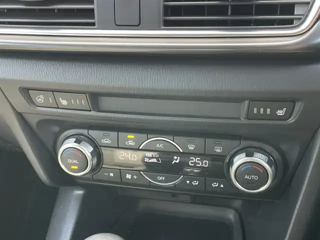 マツダ アクセラ スポーツ XD Lパッケージ 千葉県 2017(平29)年 2.7万km ソウルレッドプレミアムメタリック 安全機能/・衝突軽減ブレーキ/レーンキープアシスト/・レーダークルーズコントロール/誤発進誤後進抑制/・コーナーセンサー(後)/ブラインドスポットモニター/メーカー純正7インチディスプレイ/・BT/USB/AUX/バックカメラ/ステアリングスイッチ/パドルシフト/ETC/レザーシート(白)/パワーシート(D席)/シートヒーター(D/N席)/ステアリングヒーター/LEDヘッドライト/オートライト/アダプティブヘッドライト/フォグライト/スマートキー/プッシュスタート/純正フロアマット/純正18インチAW