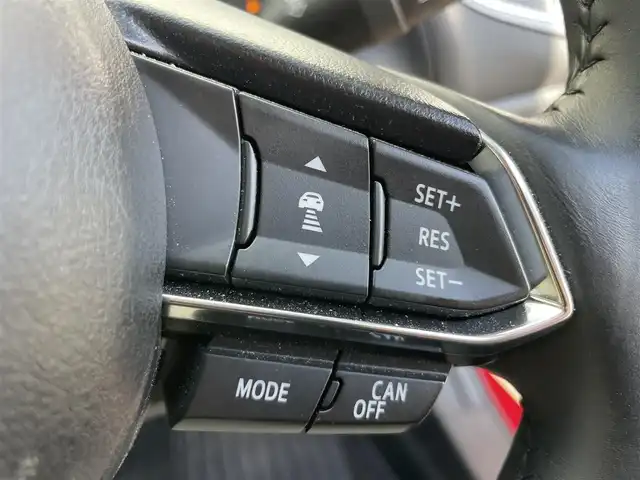 マツダ アクセラ スポーツ XD Lパッケージ 千葉県 2017(平29)年 2.7万km ソウルレッドプレミアムメタリック 安全機能/・衝突軽減ブレーキ/レーンキープアシスト/・レーダークルーズコントロール/誤発進誤後進抑制/・コーナーセンサー(後)/ブラインドスポットモニター/メーカー純正7インチディスプレイ/・BT/USB/AUX/バックカメラ/ステアリングスイッチ/パドルシフト/ETC/レザーシート(白)/パワーシート(D席)/シートヒーター(D/N席)/ステアリングヒーター/LEDヘッドライト/オートライト/アダプティブヘッドライト/フォグライト/スマートキー/プッシュスタート/純正フロアマット/純正18インチAW