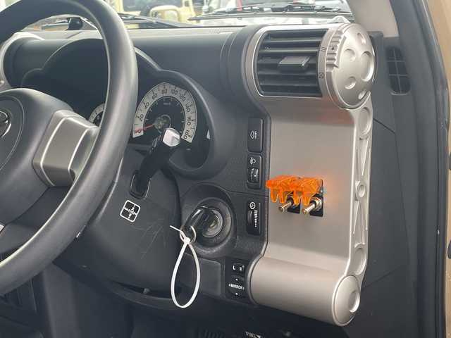 トヨタ ＦＪクルーザー オフロードパッケージ 千葉県 2012(平24)年 5.7万km ベージュ/ホワイト １オーナー　ナビＮＨＺＤ－Ｗ６２Ｇ　バックカメラ　クルコン　ＥＴＣ　ＵＳＢ　Ｔ／Ａタイヤ　ホワイトレター　ビルシュタインサス　アンダーガード　外バンパー　外サイドステップ　外ＬＥＤ灯　ＨＩＤ　フォグ