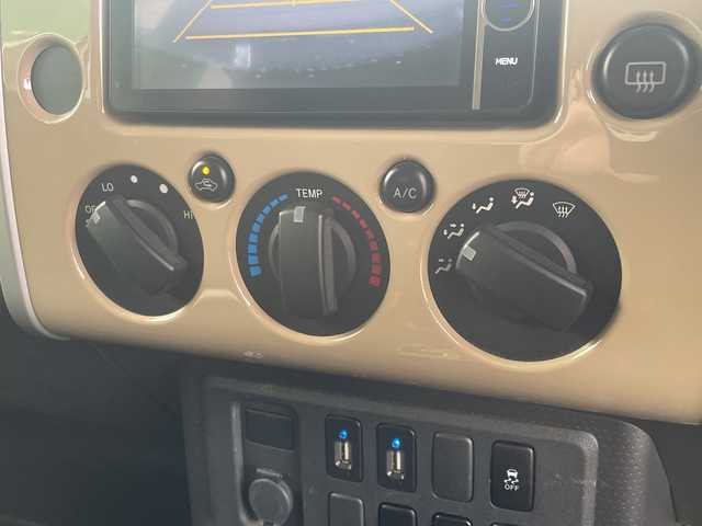 トヨタ ＦＪクルーザー オフロードパッケージ 千葉県 2012(平24)年 5.7万km ベージュ/ホワイト １オーナー　ナビＮＨＺＤ－Ｗ６２Ｇ　バックカメラ　クルコン　ＥＴＣ　ＵＳＢ　Ｔ／Ａタイヤ　ホワイトレター　ビルシュタインサス　アンダーガード　外バンパー　外サイドステップ　外ＬＥＤ灯　ＨＩＤ　フォグ