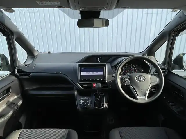 トヨタ ヴォクシー X 滋賀県 2018(平30)年 4.6万km ブラック 純正9インチナビ/・AM/FM/・CD/DVD/SD/・Bluetooth/・フルセグTV/フリップダウンモニター/バックカメラ/ステアリングスイッチ/USB充電/ビルトインETC2.0/クルーズコントロール/プリクラッシュセーフティ/レーンディパーチャーアラート/オートハイビーム/先行車発進告知/前後コーナーセンサー/リアロールサンシェード/オートマチックヘッドライト/オートリトラミラー/シートリフター/ドアバイザー