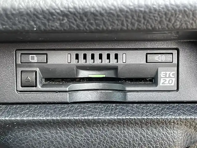 トヨタ ヴォクシー X 滋賀県 2018(平30)年 4.6万km ブラック 純正9インチナビ/・AM/FM/・CD/DVD/SD/・Bluetooth/・フルセグTV/フリップダウンモニター/バックカメラ/ステアリングスイッチ/USB充電/ビルトインETC2.0/クルーズコントロール/プリクラッシュセーフティ/レーンディパーチャーアラート/オートハイビーム/先行車発進告知/前後コーナーセンサー/リアロールサンシェード/オートマチックヘッドライト/オートリトラミラー/シートリフター/ドアバイザー