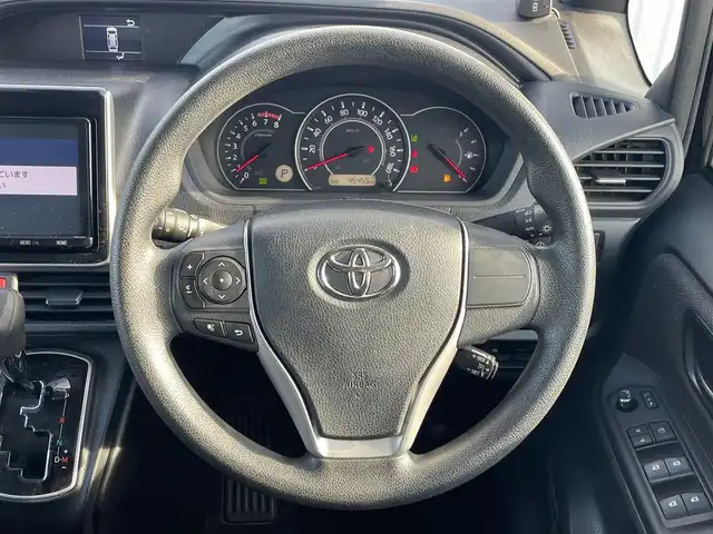 トヨタ ヴォクシー X 滋賀県 2018(平30)年 4.6万km ブラック 純正9インチナビ/・AM/FM/・CD/DVD/SD/・Bluetooth/・フルセグTV/フリップダウンモニター/バックカメラ/ステアリングスイッチ/USB充電/ビルトインETC2.0/クルーズコントロール/プリクラッシュセーフティ/レーンディパーチャーアラート/オートハイビーム/先行車発進告知/前後コーナーセンサー/リアロールサンシェード/オートマチックヘッドライト/オートリトラミラー/シートリフター/ドアバイザー