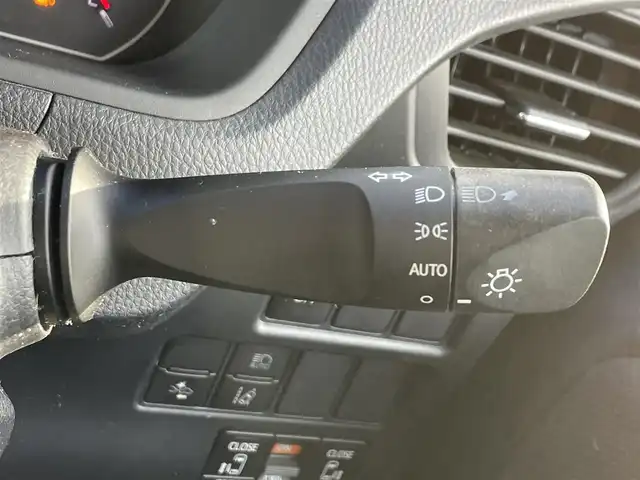 トヨタ ヴォクシー X 滋賀県 2018(平30)年 4.6万km ブラック 純正9インチナビ/・AM/FM/・CD/DVD/SD/・Bluetooth/・フルセグTV/フリップダウンモニター/バックカメラ/ステアリングスイッチ/USB充電/ビルトインETC2.0/クルーズコントロール/プリクラッシュセーフティ/レーンディパーチャーアラート/オートハイビーム/先行車発進告知/前後コーナーセンサー/リアロールサンシェード/オートマチックヘッドライト/オートリトラミラー/シートリフター/ドアバイザー