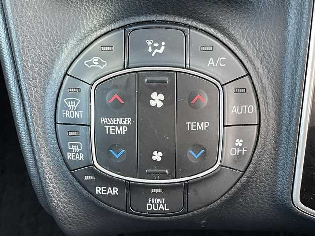 トヨタ ヴォクシー X 滋賀県 2018(平30)年 4.6万km ブラック 純正9インチナビ/・AM/FM/・CD/DVD/SD/・Bluetooth/・フルセグTV/フリップダウンモニター/バックカメラ/ステアリングスイッチ/USB充電/ビルトインETC2.0/クルーズコントロール/プリクラッシュセーフティ/レーンディパーチャーアラート/オートハイビーム/先行車発進告知/前後コーナーセンサー/リアロールサンシェード/オートマチックヘッドライト/オートリトラミラー/シートリフター/ドアバイザー