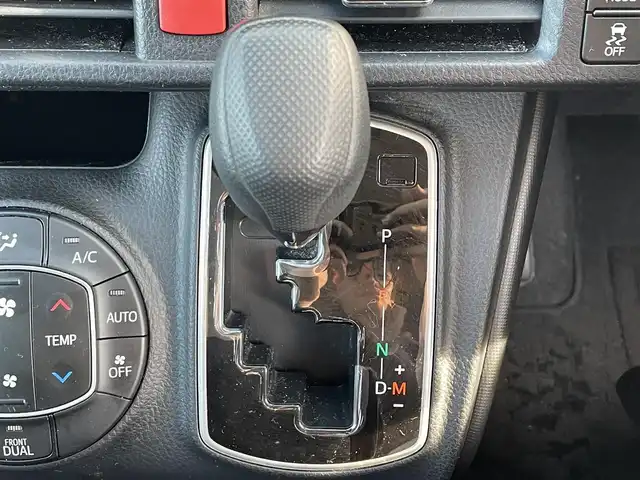 トヨタ ヴォクシー X 滋賀県 2018(平30)年 4.6万km ブラック 純正9インチナビ/・AM/FM/・CD/DVD/SD/・Bluetooth/・フルセグTV/フリップダウンモニター/バックカメラ/ステアリングスイッチ/USB充電/ビルトインETC2.0/クルーズコントロール/プリクラッシュセーフティ/レーンディパーチャーアラート/オートハイビーム/先行車発進告知/前後コーナーセンサー/リアロールサンシェード/オートマチックヘッドライト/オートリトラミラー/シートリフター/ドアバイザー