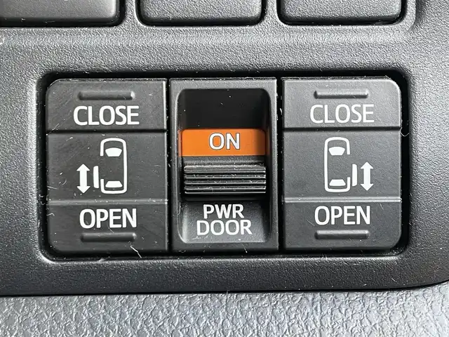 トヨタ ヴォクシー X 滋賀県 2018(平30)年 4.6万km ブラック 純正9インチナビ/・AM/FM/・CD/DVD/SD/・Bluetooth/・フルセグTV/フリップダウンモニター/バックカメラ/ステアリングスイッチ/USB充電/ビルトインETC2.0/クルーズコントロール/プリクラッシュセーフティ/レーンディパーチャーアラート/オートハイビーム/先行車発進告知/前後コーナーセンサー/リアロールサンシェード/オートマチックヘッドライト/オートリトラミラー/シートリフター/ドアバイザー