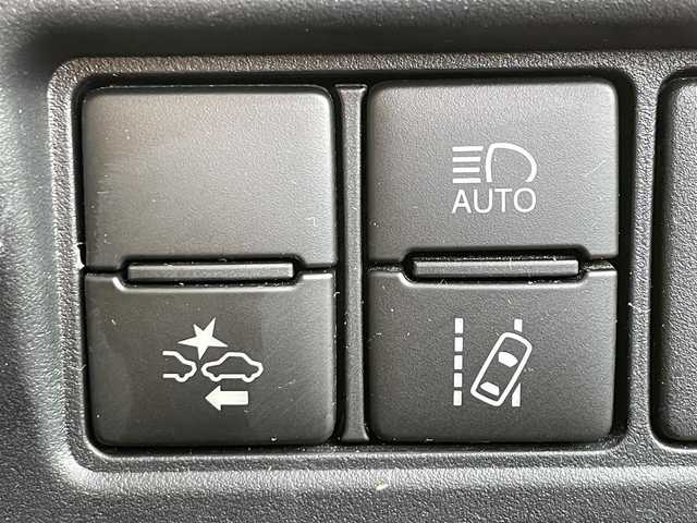 トヨタ ヴォクシー X 滋賀県 2018(平30)年 4.6万km ブラック 純正9インチナビ/・AM/FM/・CD/DVD/SD/・Bluetooth/・フルセグTV/フリップダウンモニター/バックカメラ/ステアリングスイッチ/USB充電/ビルトインETC2.0/クルーズコントロール/プリクラッシュセーフティ/レーンディパーチャーアラート/オートハイビーム/先行車発進告知/前後コーナーセンサー/リアロールサンシェード/オートマチックヘッドライト/オートリトラミラー/シートリフター/ドアバイザー