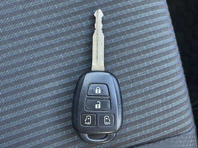 トヨタ ヴォクシー X 滋賀県 2018(平30)年 4.6万km ブラック 純正9インチナビ/・AM/FM/・CD/DVD/SD/・Bluetooth/・フルセグTV/フリップダウンモニター/バックカメラ/ステアリングスイッチ/USB充電/ビルトインETC2.0/クルーズコントロール/プリクラッシュセーフティ/レーンディパーチャーアラート/オートハイビーム/先行車発進告知/前後コーナーセンサー/リアロールサンシェード/オートマチックヘッドライト/オートリトラミラー/シートリフター/ドアバイザー