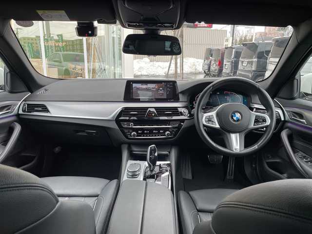 ＢＭＷ ５２３ｄ xDrive Mスピリット 道央・札幌 2020(令2)年 5.5万km アルピンホワイトⅢ ・4WD/・純正HDDナビ/・フルセグTV/USB/HDD/AppleCarPlay/・Bluetooth接続/・全方位カメラ/・アダプティブクルーズコントロール/・衝突被害軽減ブレーキ/・ブラインドスポットモニター/・レーンキープアシスト/・アダプティブLEDヘッドライト/・オートマチックハイビーム/・ヘッドアップディスプレイ/・レザーシート/・パワーシート/・シートポジションメモリー/・全席シートヒーター/・電動トランク/・ステアリングスイッチ/・前後ドライブレコーダー/・ルームミラー内蔵型ETC/・MTモード付AT/・電動パーキング/・スマートキー/スペアキー