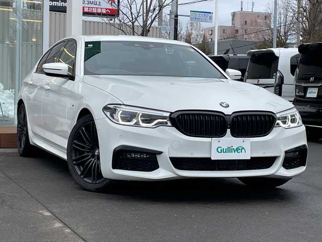 ＢＭＷ ５２３ｄ xDrive Mスピリット 道央・札幌 2020(令2)年 5.5万km アルピンホワイトⅢ ・4WD/・純正HDDナビ/・フルセグTV/USB/HDD/AppleCarPlay/・Bluetooth接続/・全方位カメラ/・アダプティブクルーズコントロール/・衝突被害軽減ブレーキ/・ブラインドスポットモニター/・レーンキープアシスト/・アダプティブLEDヘッドライト/・オートマチックハイビーム/・ヘッドアップディスプレイ/・レザーシート/・パワーシート/・シートポジションメモリー/・全席シートヒーター/・電動トランク/・ステアリングスイッチ/・前後ドライブレコーダー/・ルームミラー内蔵型ETC/・MTモード付AT/・電動パーキング/・スマートキー/スペアキー