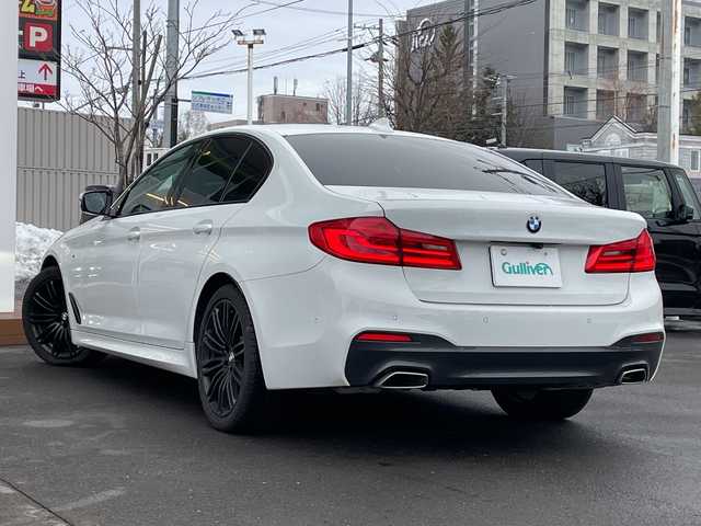 ＢＭＷ ５２３ｄ xDrive Mスピリット 道央・札幌 2020(令2)年 5.5万km アルピンホワイトⅢ ・4WD/・純正HDDナビ/・フルセグTV/USB/HDD/AppleCarPlay/・Bluetooth接続/・全方位カメラ/・アダプティブクルーズコントロール/・衝突被害軽減ブレーキ/・ブラインドスポットモニター/・レーンキープアシスト/・アダプティブLEDヘッドライト/・オートマチックハイビーム/・ヘッドアップディスプレイ/・レザーシート/・パワーシート/・シートポジションメモリー/・全席シートヒーター/・電動トランク/・ステアリングスイッチ/・前後ドライブレコーダー/・ルームミラー内蔵型ETC/・MTモード付AT/・電動パーキング/・スマートキー/スペアキー