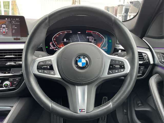 ＢＭＷ ５２３ｄ xDrive Mスピリット 道央・札幌 2020(令2)年 5.5万km アルピンホワイトⅢ ・4WD/・純正HDDナビ/・フルセグTV/USB/HDD/AppleCarPlay/・Bluetooth接続/・全方位カメラ/・アダプティブクルーズコントロール/・衝突被害軽減ブレーキ/・ブラインドスポットモニター/・レーンキープアシスト/・アダプティブLEDヘッドライト/・オートマチックハイビーム/・ヘッドアップディスプレイ/・レザーシート/・パワーシート/・シートポジションメモリー/・全席シートヒーター/・電動トランク/・ステアリングスイッチ/・前後ドライブレコーダー/・ルームミラー内蔵型ETC/・MTモード付AT/・電動パーキング/・スマートキー/スペアキー