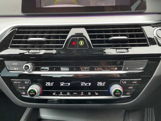 ＢＭＷ ５２３ｄ xDrive Mスピリット 道央・札幌 2020(令2)年 5.5万km アルピンホワイトⅢ ・4WD/・純正HDDナビ/・フルセグTV/USB/HDD/AppleCarPlay/・Bluetooth接続/・全方位カメラ/・アダプティブクルーズコントロール/・衝突被害軽減ブレーキ/・ブラインドスポットモニター/・レーンキープアシスト/・アダプティブLEDヘッドライト/・オートマチックハイビーム/・ヘッドアップディスプレイ/・レザーシート/・パワーシート/・シートポジションメモリー/・全席シートヒーター/・電動トランク/・ステアリングスイッチ/・前後ドライブレコーダー/・ルームミラー内蔵型ETC/・MTモード付AT/・電動パーキング/・スマートキー/スペアキー