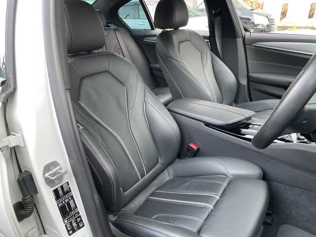 ＢＭＷ ５２３ｄ xDrive Mスピリット 道央・札幌 2020(令2)年 5.5万km アルピンホワイトⅢ ・4WD/・純正HDDナビ/・フルセグTV/USB/HDD/AppleCarPlay/・Bluetooth接続/・全方位カメラ/・アダプティブクルーズコントロール/・衝突被害軽減ブレーキ/・ブラインドスポットモニター/・レーンキープアシスト/・アダプティブLEDヘッドライト/・オートマチックハイビーム/・ヘッドアップディスプレイ/・レザーシート/・パワーシート/・シートポジションメモリー/・全席シートヒーター/・電動トランク/・ステアリングスイッチ/・前後ドライブレコーダー/・ルームミラー内蔵型ETC/・MTモード付AT/・電動パーキング/・スマートキー/スペアキー