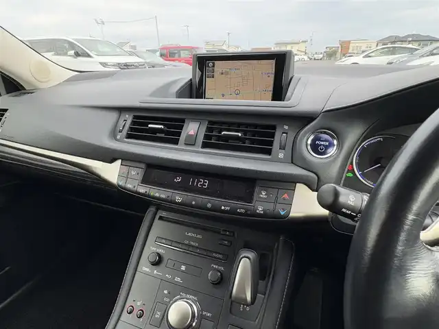 レクサス ＣＴ 200h バージョンC 大分県 2015(平27)年 6.9万km ソニッククォーツ ・純正ナビ(CD/DVD/BT/USB/SD/AUX)/・バックモニター/・フルセグテレビ/・ドライブレコーダー/・ETC/・レーダークルーズコントロール/・コーナーセンサー/・パワーシート/・シートヒーター/・パドルシフト/・スマートキー/・プッシュスタート