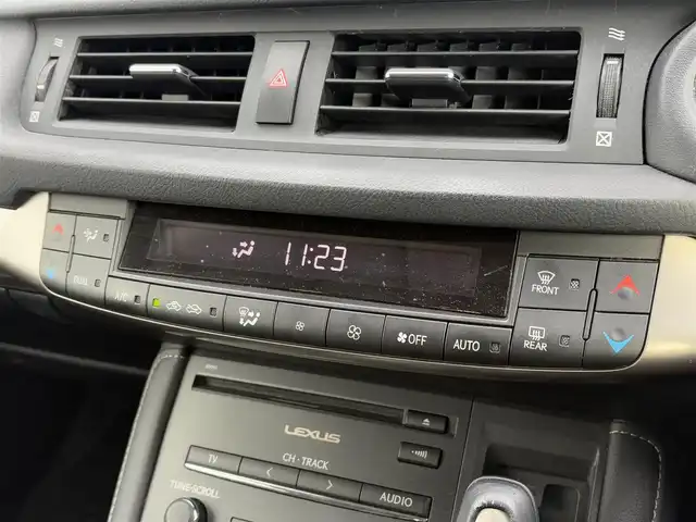 レクサス ＣＴ 200h バージョンC 大分県 2015(平27)年 6.9万km ソニッククォーツ ・純正ナビ(CD/DVD/BT/USB/SD/AUX)/・バックモニター/・フルセグテレビ/・ドライブレコーダー/・ETC/・レーダークルーズコントロール/・コーナーセンサー/・パワーシート/・シートヒーター/・パドルシフト/・スマートキー/・プッシュスタート