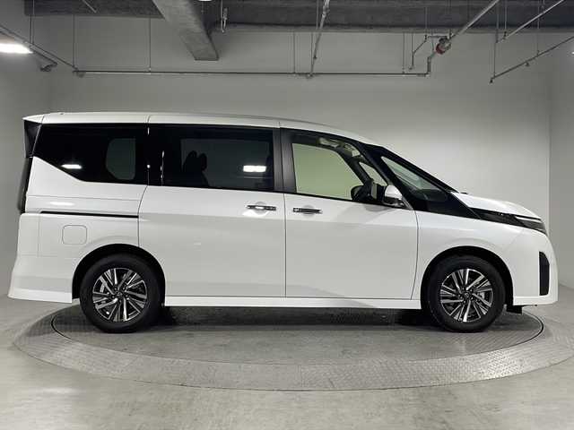 日産 セレナ e－パワー ハイウェイスター V 神奈川県 2024(令6)年 0.1万km未満 プリズムホワイト 登録済未使用車/純正メーカーOP12.3インチナビ/Bluetooth&USB&HDMI &フルセグTV/アラウンドビューモニター/デジタルインナーミラー/両側パワースライドドア/ハンズフリーオートスライドドア/純正ビルトインETC2.0/純正ドライブレコーダー前後/置くだけ充電/プロパイロット2.0/インテリジェントエマージェンシーブレーキ/衝突回避ステアリングアシスト/踏み間違い衝突防止アシスト/前方衝突予測警報/標識検知機能/先行車発進お知らせ/後側方衝突防止支援システム/車線逸脱防止支援システム/後側方車両検知警報/車線逸脱警報/ふらつき警報/後退時車両検知警報/電動パーキングブレーキ/オートブレーキホールド/LEDヘッドライト/LEDフォグライト/ウィンカーミラー